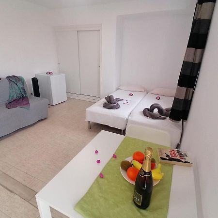 Small Studio, 50 M Front Of The Ocean & Free Wifi Playa Feñabe Exteriör bild